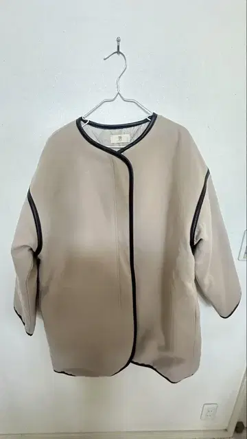 베이지 노카라 코트