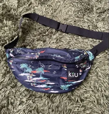kiu 하와이안 패턴 바디백 네이비