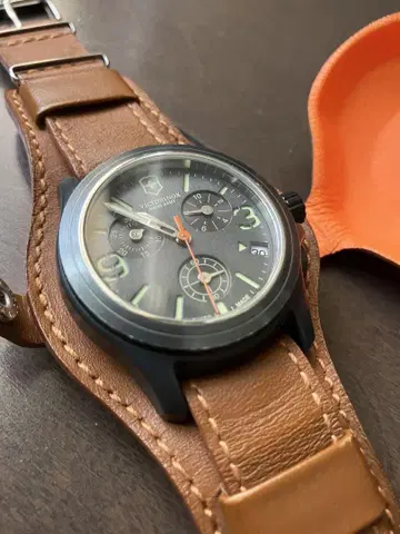 Victorinox 아날로그 쿼츠 손목시계 브라운 가죽