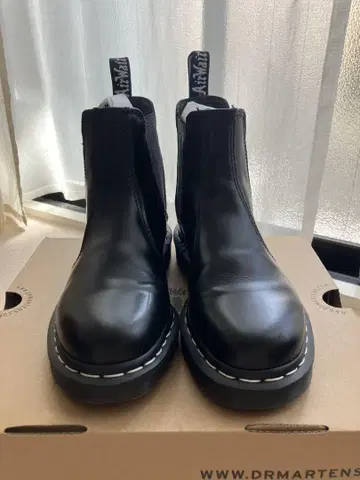 닥터 마틴 첼시 부츠 화이트 스티치 23cm