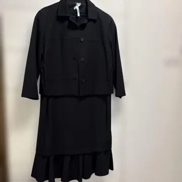블랙 셋업 자켓과 드레스