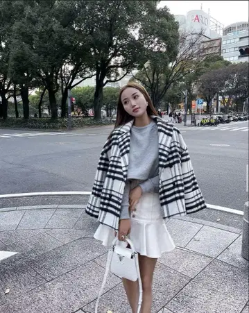 셰리에 크롭 상의 그레이