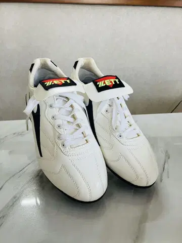 레어 ZETT 화이트 스파이크