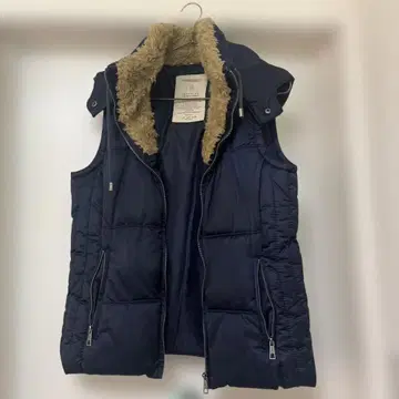 네이비 후드 부착 다운 베스트