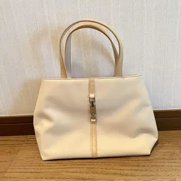 크림색 핸드백 외 포켓 부착