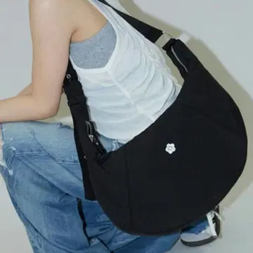 새상품 마리콴트 원포인트 자수 나일론 숄더백