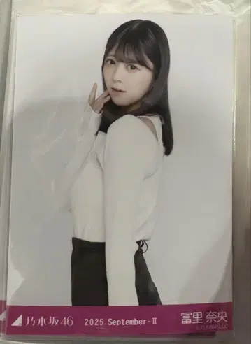노기자카46 브로마이드 어깨 트임 상의 토미사토 리나 중