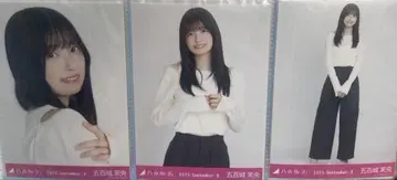 노기자카46 브로마이드 컴프 어깨 트임 상의 이오키 마오