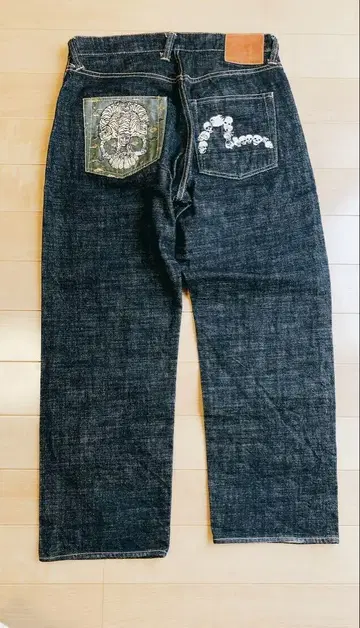 EVISU 호랑이와 스컬 자수 다크 데님 팬츠