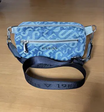GUESS 데님 블루 숄더백