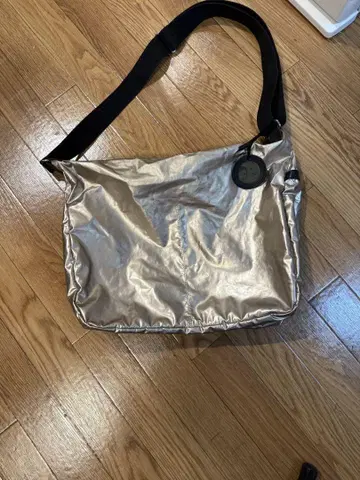 골드 나일론 숄더백