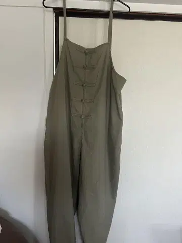 올리브 그린 버튼 달린 살로펫