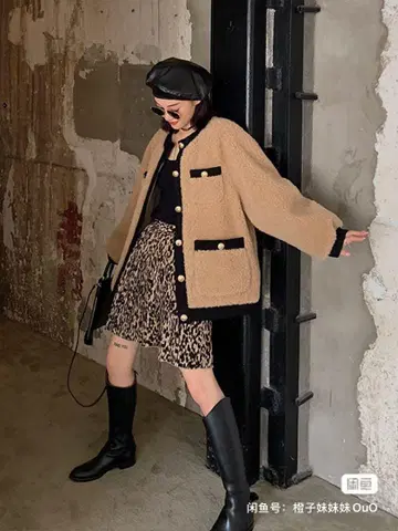 무스탕 코트 베이지와 블랙의 콤비네이션
