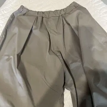 미즈이로 인드 뉴앙스 그레이 턱 팬츠
