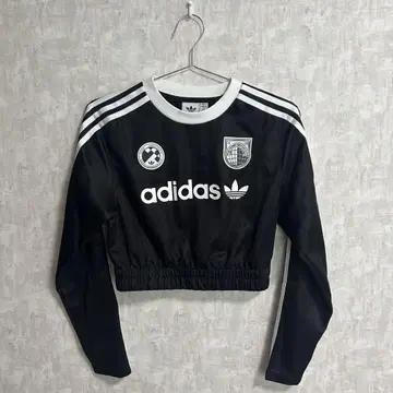 adidas 크롭 기장 긴팔 상의 블랙