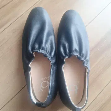 블랙 컬러 가죽 슬립온 슈즈
