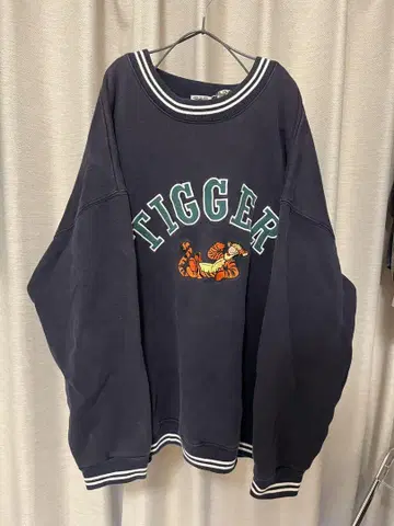 TIGGER 자수 네이비 오버 사이즈 맨투맨
