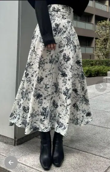 WM 아이보리 네이비 계열 꽃무늬 하이웨스트 플레어 롱