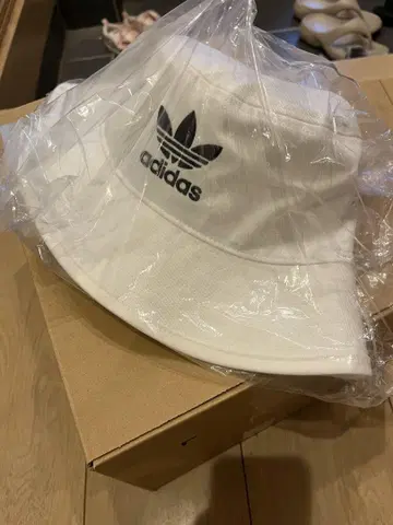 adidas 화이트 버킷햇 FQ4641