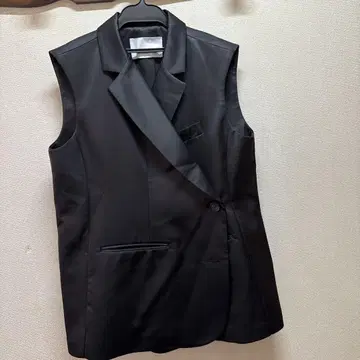 더 프랭키 샵 블랙 새틴 베스트