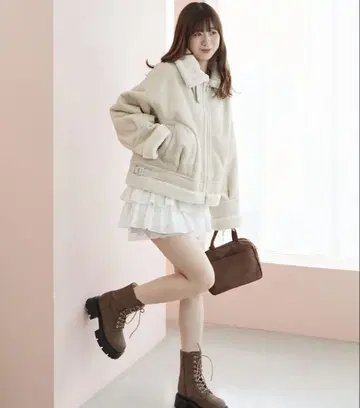 새상품 오버 사이즈 보아 블루종 M 사이즈 아이보리 마제스틱 레곤