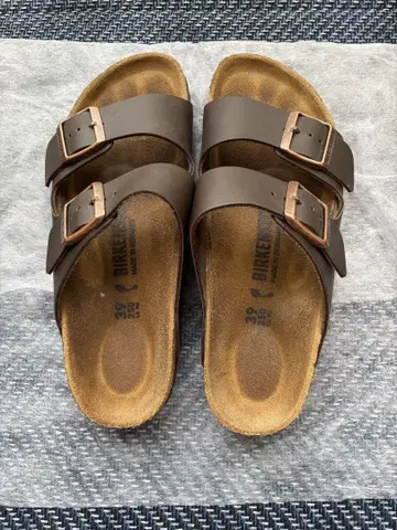 BIRKENSTOCK 브라운 샌들