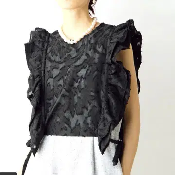 새상품 택 포함 자카드 프릴 슬리브리스 신상품 베스트 블라우스 블랙