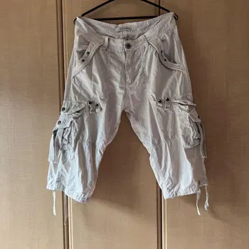 화이트 카고 숏팬츠