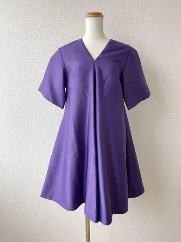 COS 퍼플 V넥 반팔 무릎 기장 원피스