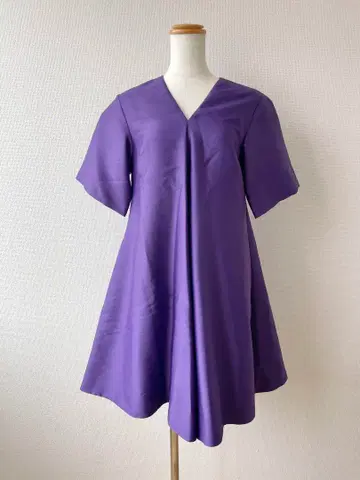 COS 퍼플 V넥 반팔 무릎 기장 원피스