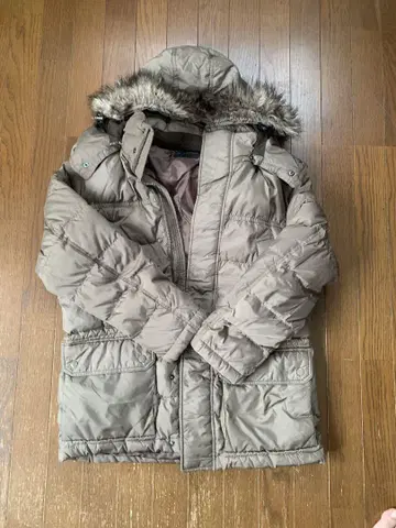UNIQLO 옅은 카키색 다운 자켓 후드 부착