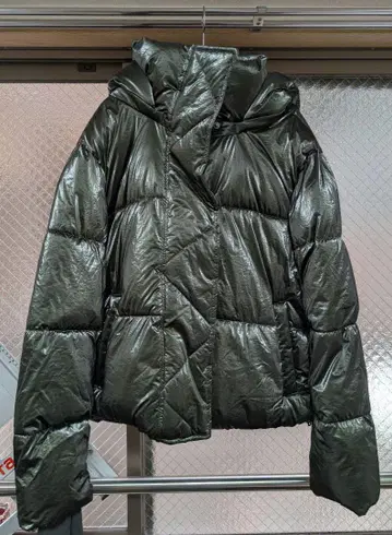 후드 부착 메탈릭 그린 다운 자켓