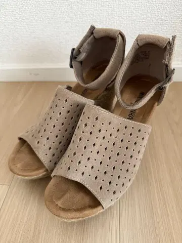 MINNETONKA 스웨이드 웨지 샌들