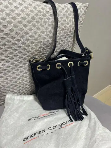 안드레아 카르도네 네이비 버킷 백