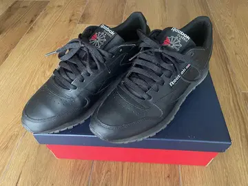 Reebok Classic 블랙 스니커즈