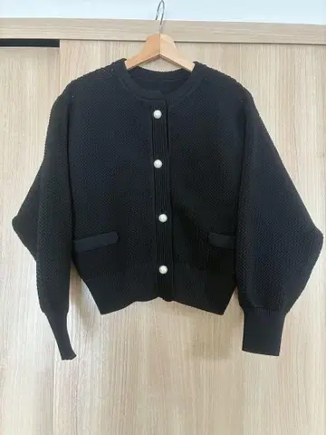 새상품급 비어즐리 펄 단추 숏 가디건 2way 블랙