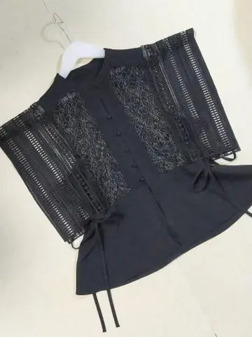 릴리 브라운 스위칭 페플럼 레이스 블라우스 블랙