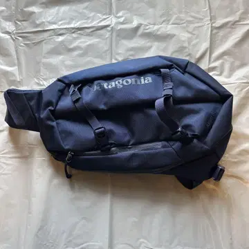 patagonia Atom 8L 바디백 네이비
