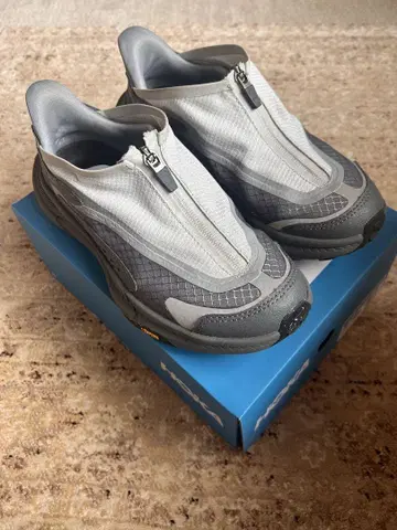 HOKA 스니커즈 그레이