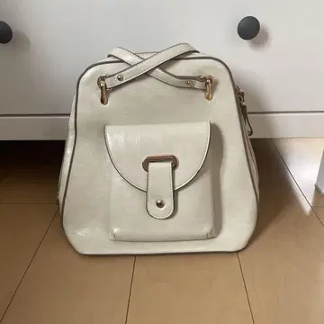아이보리 플랩 백팩