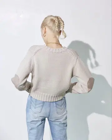 베이지 팔꿈치 패치 긴팔 니트