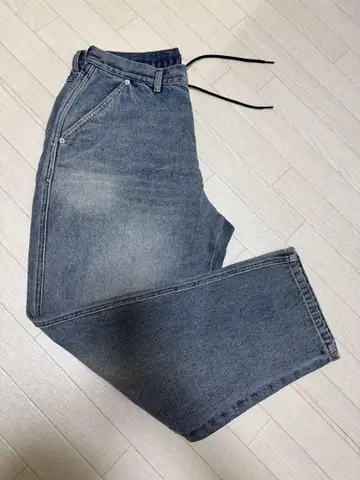 그레이 스트레이트 데님 팬츠