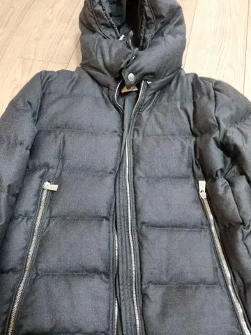 다크 그레이 후드 부착 다운 자켓