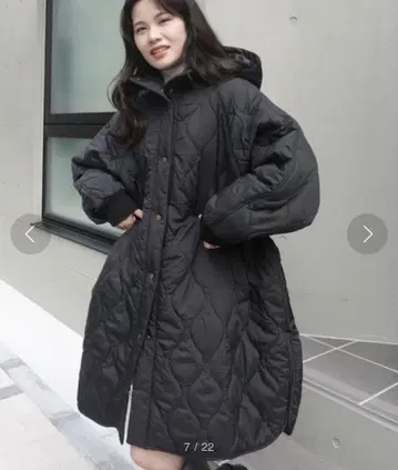 CORNERS 퀼팅 플레어 푸드코트 블랙