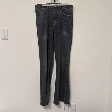 다크 그레이 프린지 밑단 스트레이트 청바지