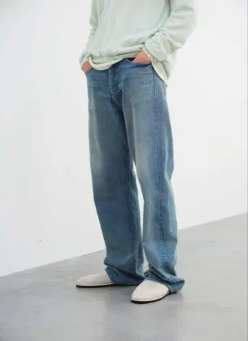 AURALEE SELVEDGE FADED LIGHT DENIM WIDE