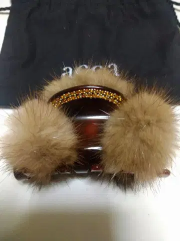 퍼 달린 브라운 헤어 클립