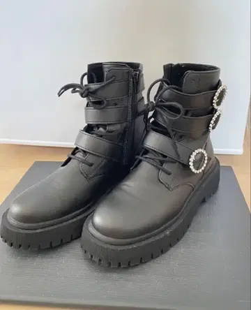 ZARA 비쥬 장식 부츠