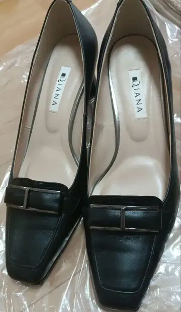 DIANA 블랙 스퀘어토 펌프스