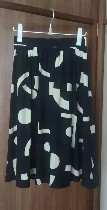 플레어 스커트 네이비와 화이트 기하학 패턴
